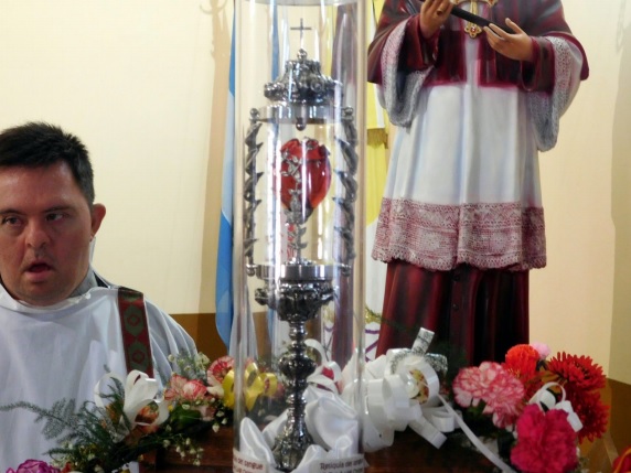 La reliquia consiste en un ostensorio que contiene un poco de sangre de Don Orione que fue extraída en análisis de sangre que se le hicieron en vida.
