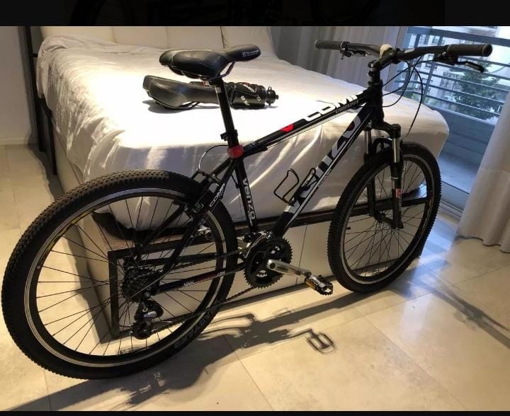 La bicicleta robada es similar a la de la foto, indicaron sus propietarios.