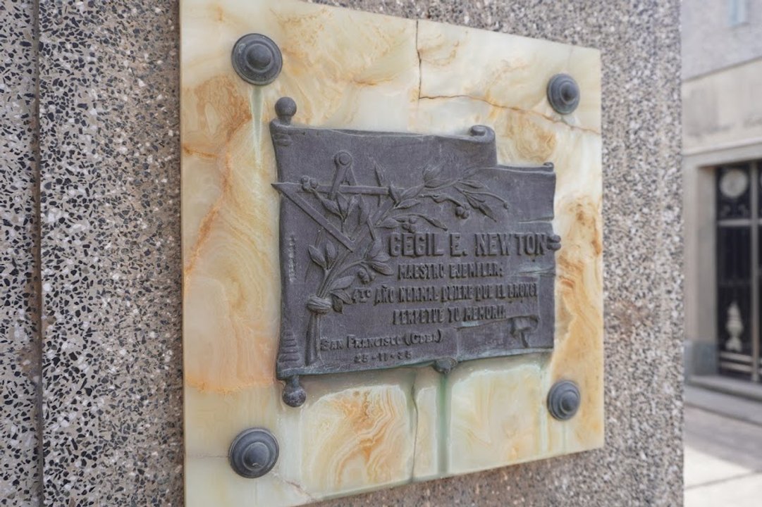 Una de las placas de la tumba de Newton. 