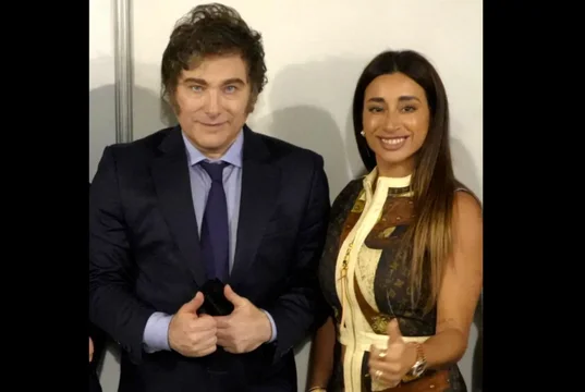 Javier Milei con Laura Belén Arrieta, la pasajera del vuelo.
